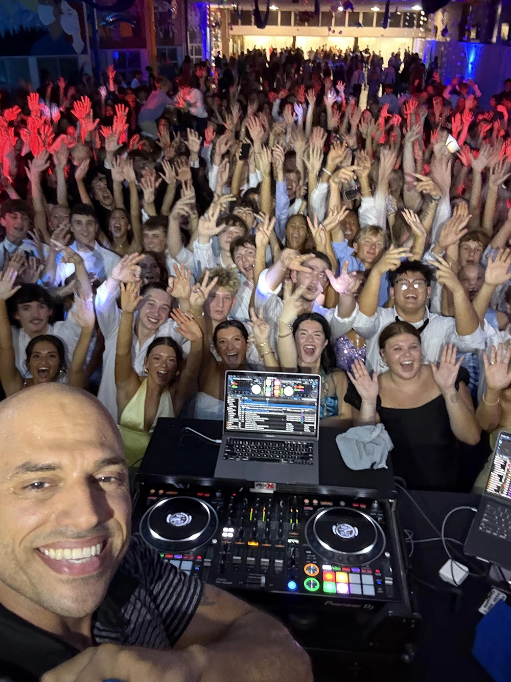 Dj Smooth selfie with 1000 students in the background.
